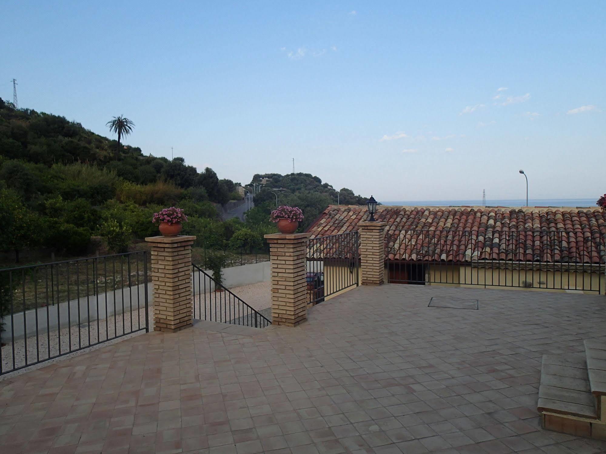Pensjonat Patitiri Santa Teresa Di Riva Zewnętrze zdjęcie